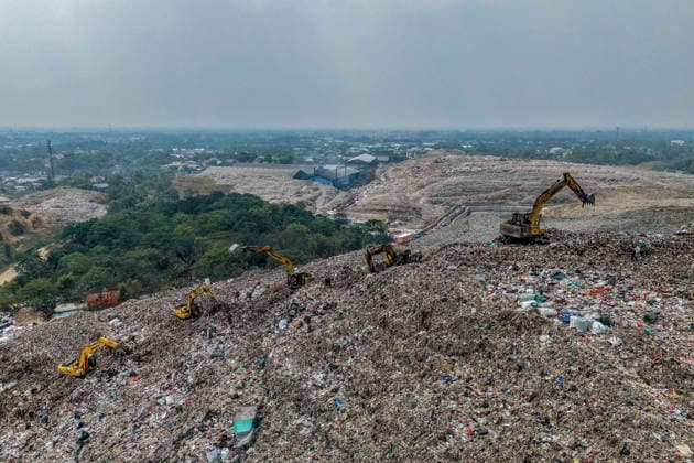 August 4, 2026, Bekasi City, West Java, Indonesia: Heavy machinery operates at the Bantargebang Integrated Waste Processing Site (TPST) in Bekasi, on the outskirts of Jakarta, Indonesia, August 4, 2026. Jakarta s provincial government began phasing out open dumping at Southeast Asia s largest landfill on Aug. 1, 2026, replacing it with a controlled landfill system to reduce environmental impacts and comply with national regulations. Bekasi City Indonesia - ZUMAp283 20260804_zip_p283_009 Copyright: xClaudioxPramanax