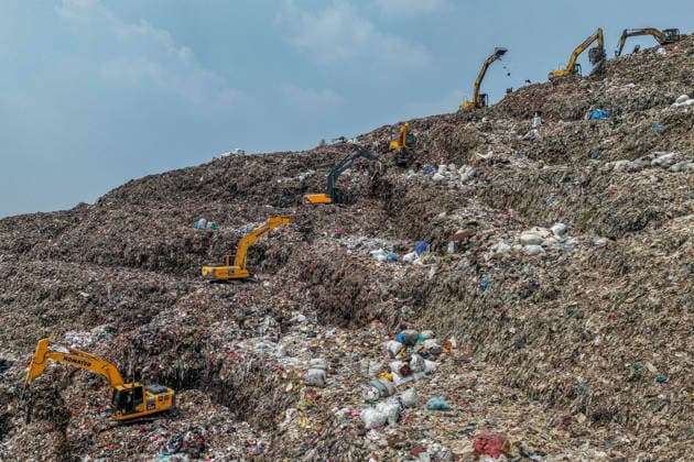 August 4, 2026, Bekasi City, West Java, Indonesia: Heavy machinery operates at the Bantargebang Integrated Waste Processing Site (TPST) in Bekasi, on the outskirts of Jakarta, Indonesia, August 4, 2026. Jakarta s provincial government began phasing out open dumping at Southeast Asia s largest landfill on Aug. 1, 2026, replacing it with a controlled landfill system to reduce environmental impacts and comply with national regulations. Bekasi City Indonesia - ZUMAp283 20260804_zip_p283_012 Copyright: xClaudioxPramanax
