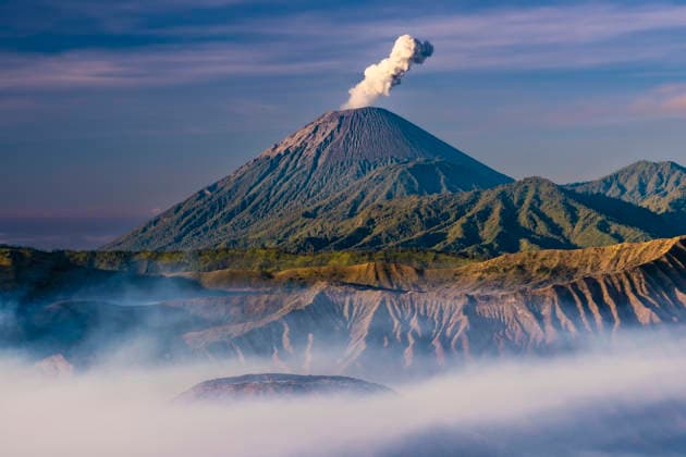 Creative Highlights World Vulkane, Vulkan, Bromo, Batok, Semeru, bei Sonnenaufgang, vulkanische Aktivität, Bromo Tengger Semeru Nationalpark, Java, Indonesien mcpins *** Volcanoes, volcano, Bromo, Batok, Semeru, at sunrise, volcanic activity, Bromo Tengger Semeru National Park, Java, Indonesia mcpins mcpins