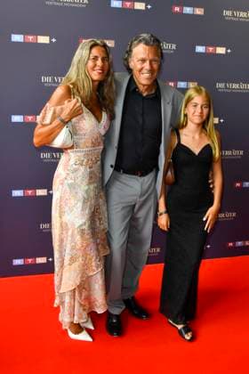 ABB VERRAETTER- Urs Meier, Andrea Meier, Lara Meier Frau tochter Familie Schweizer Fussball Schiedsrichter auf dem roten Teppich Teilnehmer bei den neuen folgen der RTL Sendung TV Serie Die Verraeter - Vertraue Niemandem Staffel 4 im Cinonova Kino am 03.08.2026 in Koeln Ehrenfeld NRW Deutschland *** ABB: THE TRAITORS Urs Meier, Andrea Meier, Lara Meier—wife, daughter, and family of a Swiss soccer referee—on the red carpet as participants in the new episodes of the RTL TV series *Die Verräter: Trust No One*, Season 4, at the Cinonova Cinema on August 3, 2026, in Cologne-Ehrenfeld, North Rhine-Westphalia, Germany
