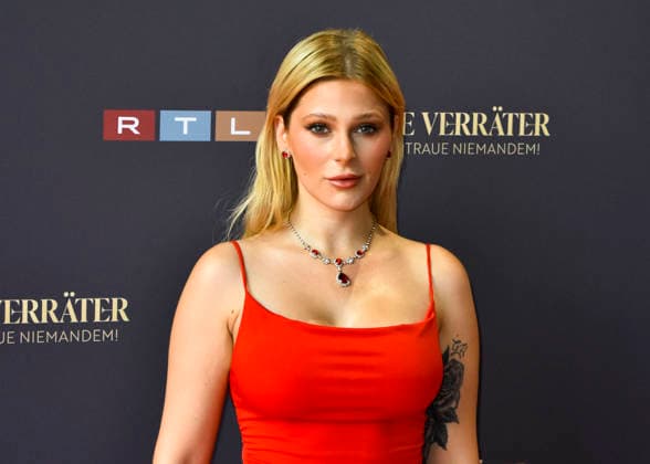 ABB VERRAETTER- Marie Reim deutsche Schlagersaengerin auf dem roten Teppich Teilnehmerin bei den neuen folgen der RTL Sendung TV Serie Die Verraeter - Vertraue Niemandem Staffel 4 im Cinonova Kino am 03.08.2026 in Koeln Ehrenfeld NRW Deutschland *** ABB VERRAETTER Marie Reim, German pop singer, on the red carpet as a participant in the new episodes of the RTL TV series *Die Verraeter* (The Traitors: Trust No One), Season 4, at the Cinonova Cinema on August 3, 2026, in Cologne-Ehrenfeld, North Rhine-Westphalia, Germany
