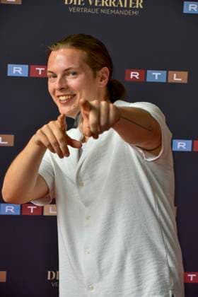 ABB VERRAETTER- Gabriel Jerome Kelly deutsch irischer Musiker auf dem roten Teppich Teilnehmer bei den neuen folgen der RTL Sendung TV Serie Die Verraeter - Vertraue Niemandem Staffel 4 im Cinonova Kino am 03.08.2026 in Koeln Ehrenfeld NRW Deutschland *** ABB VERRAETTER Gabriel Jerome Kelly, a German-Irish musician, on the red carpet as a participant in the new episodes of the RTL TV series *Die Verraeter: Vertraue Niemandem* (Season 4) at the Cinonova Cinema on August 3, 2026, in Cologne-Ehrenfeld, North Rhine-Westphalia, Germany