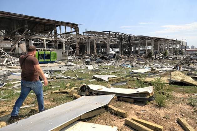 A man stands on the premises of a transport infrastructure facility damaged by a Russian strike in Odesa region, Ukraine, August 3, 2026. At least 13 civilians were injured in the attack, four of whom were hospitalised. The transport facility and nearby warehouses sustained significant damage. Thirteen cars and two buses were also wrecked. (Photo by Nina Liashonok Ukrinform) Russian troops attack transport infrastructure in Odesa region  Copyright: xNinaxLiashonokx