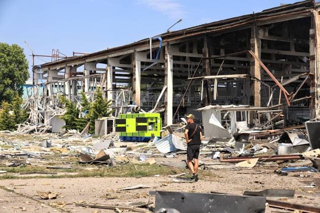 A man stands on the premises of a transport infrastructure facility damaged by a Russian strike in Odesa region, Ukraine, August 3, 2026. At least 13 civilians were injured in the attack, four of whom were hospitalised. The transport facility and nearby warehouses sustained significant damage. Thirteen cars and two buses were also wrecked. (Photo by Nina Liashonok Ukrinform) Russian troops attack transport infrastructure in Odesa region  Copyright: xNinaxLiashonokx