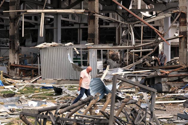 A man stands on the premises of a transport infrastructure facility damaged by a Russian strike in Odesa region, Ukraine, August 3, 2026. At least 13 civilians were injured in the attack, four of whom were hospitalised. The transport facility and nearby warehouses sustained significant damage. Thirteen cars and two buses were also wrecked. (Photo by Nina Liashonok Ukrinform) Russian troops attack transport infrastructure in Odesa region  Copyright: xNinaxLiashonokx