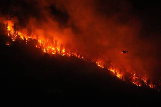 August 3, 2026, West Kelowna, Bc, CANADA: A helicopter conducting night operations prepares to drop water on the Quilpituk Creek wildfire burning on the west side of Okanagan Lake near Fintry, B.C., late Monday, August 3, 2026. West Kelowna CANADA  - ZUMAc35_ 20260803_zaf_c35_105 Copyright: xDarrylxDyckx