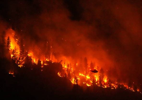 News Bilder des Tages #2 August 3, 2026, West Kelowna, Bc, CANADA: A helicopter conducting night operations prepares to drop water on the Quilpituk Creek wildfire burning on the west side of Okanagan Lake near Fintry, B.C., late Monday, August 3, 2026. West Kelowna CANADA  - ZUMAc35_ 20260803_zaf_c35_106 Copyright: xDarrylxDyckx