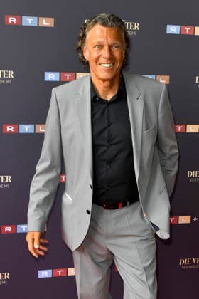 ABB VERRAETTER- Urs Meier ehemaliger Schweizer Fussballschiedsrichter auf dem roten Teppich Teilnehmer bei den neuen folgen der RTL Sendung TV Serie Die Verraeter - Vertraue Niemandem Staffel 4 im Cinonova Kino am 03.08.2026 in Koeln Ehrenfeld NRW Deutschland *** ABB VERRAETTER Urs Meier, former Swiss soccer referee, on the red carpet as a guest at the premiere of the new episodes of the RTL TV series *Die Verraeter: Trust No One*, Season 4, at the Cinonova Cinema on August 3, 2026, in Cologne-Ehrenfeld, North Rhine-Westphalia, Germany