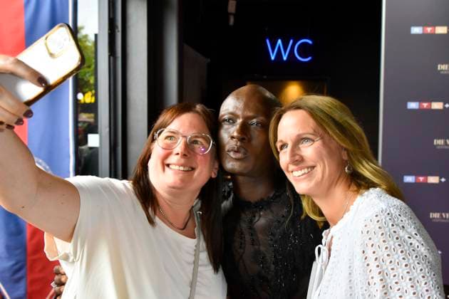 ABB VERRAETTER- Papis Loveday macht Handy Fotos mit weiblichen Fans auf dem roten Teppich Teilnehmer bei den neuen folgen der RTL Sendung TV Serie Die Verraeter - Vertraue Niemandem Staffel 4 im Cinonova Kino am 03.08.2026 in Koeln Ehrenfeld NRW Deutschland *** ABB VERRAETTER: Papis Loveday takes cell phone photos with female fans on the red carpet during the new episodes of the RTL TV series *Die Verraeter: Trust No One*, Season 4, at the Cinonova Cinema on August 3, 2026, in Cologne-Ehrenfeld, North Rhine-Westphalia, Germany