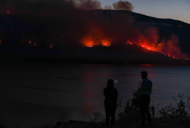 August 3, 2026, Lake Country, Bc, CANADA: People in Lake Country, B.C., watch as the Quilpituk Creek wildfire burns on the mountainside across Okanagan Lake, near Fintry, on Monday, August 3, 2026. Lake Country CANADA  - ZUMAc35_ 20260803_zaf_c35_111 Copyright: xDarrylxDyckx