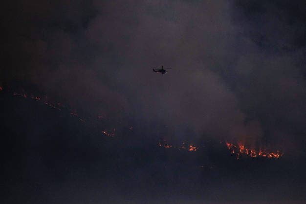 August 3, 2026, West Kelowna, Bc, CANADA: A helicopter conducting night operations prepares to drop water on the Quilpituk Creek wildfire burning on the west side of Okanagan Lake near Fintry, B.C., late Monday, August 3, 2026. West Kelowna CANADA  - ZUMAc35_ 20260803_zaf_c35_114 Copyright: xDarrylxDyckx