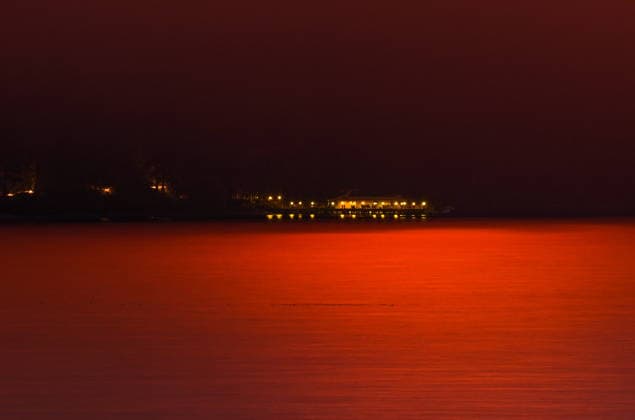 August 3, 2026, West Kelowna, Bc, CANADA: Lights are seen illuminated on a boat and dock at a waterfront home as smoke from the Quilpituk Creek wildfire fills the air while the fire reflects off Okanagan Lake near Fintry, B.C., late Monday, August 3, 2026. West Kelowna CANADA  - ZUMAc35_ 20260803_zaf_c35_117 Copyright: xDarrylxDyckx