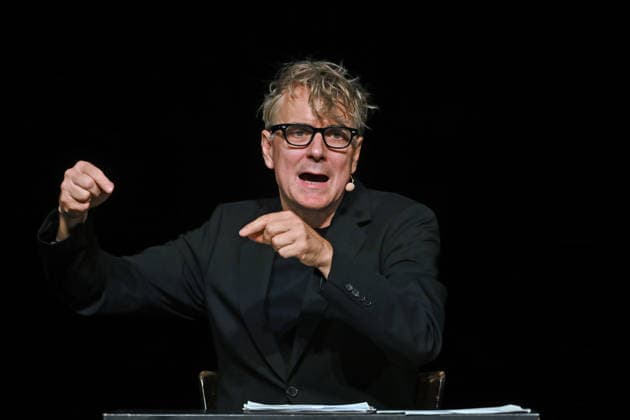 Lesung des Romanes Die Billigesser von Thomas Bernhard, durch den Schauspieler Jens Harzer, im Stadttheater Gmunden, im Rahmen der Salzkammergut Festwochen Gmunden, fotografiert am 03.08.26. Das Bild zeigt den Schauspieler Jens Harzer während seiner Lesung 2026 - Lesung des Romanes Die Billigesser von Thomas Bernhard, durch den Schauspieler Jens Harzer, im Stadttheater Gmunden, im Rahmen der Salzkammergut Festwochen Gmunden, am 03.08.26 *** Reading from the novel *Die Billigesser* by Thomas Bernhard, performed by actor Jens Harzer, at the Gmunden City Theater, as part of the Salzkammergut Festival in Gmunden, photographed on August 3, 2026. The photo shows actor Jens Harzer during his 2026 reading of Thomas Bernhard’s novel *Die Billig