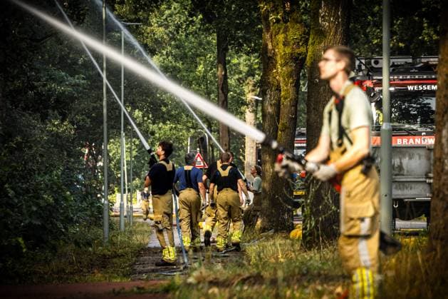 OOSTRUM - Firefighters are keeping trees wet at the De Rosmolen nature reserve near Oostrum due to a very large forest fire. More than 100 hectares of nature have already been lost in the fire, and the fire department has not yet brought the flames under control. ROB ENGELAAR ANP netherlands out - belgium out  Copyright: xx x564854799x originalFilename: 564854799.jpg