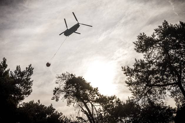 OOSTRUM - A Defense firefighting helicopter is at the De Rosmolen nature reserve near Oostrum due to a very large forest fire. More than 100 hectares of nature have already been lost in the fire, and the fire department has not yet brought the flames under control. ROB ENGELAAR ANP netherlands out - belgium out  Copyright: xx x564854766x originalFilename: 564854766.jpg