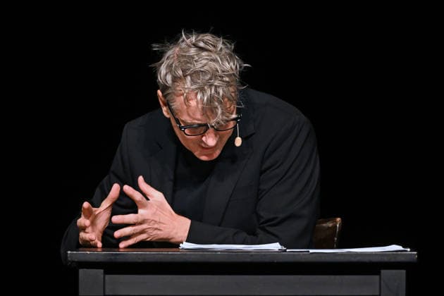 Lesung des Romanes Die Billigesser von Thomas Bernhard, durch den Schauspieler Jens Harzer, im Stadttheater Gmunden, im Rahmen der Salzkammergut Festwochen Gmunden, fotografiert am 03.08.26. Das Bild zeigt den Schauspieler Jens Harzer während seiner Lesung 2026 - Lesung des Romanes Die Billigesser von Thomas Bernhard, durch den Schauspieler Jens Harzer, im Stadttheater Gmunden, im Rahmen der Salzkammergut Festwochen Gmunden, am 03.08.26 *** Reading from the novel *Die Billigesser* by Thomas Bernhard, performed by actor Jens Harzer, at the Gmunden City Theater, as part of the Salzkammergut Festival in Gmunden, photographed on August 3, 2026. The photo shows actor Jens Harzer during his 2026 reading of Thomas Bernhard’s novel *Die Billig