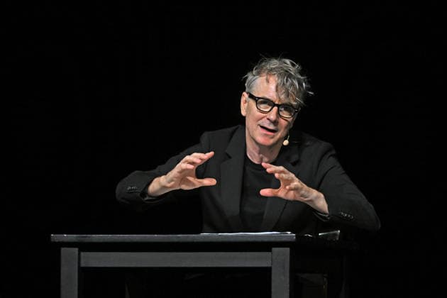 Lesung des Romanes Die Billigesser von Thomas Bernhard, durch den Schauspieler Jens Harzer, im Stadttheater Gmunden, im Rahmen der Salzkammergut Festwochen Gmunden, fotografiert am 03.08.26. Das Bild zeigt den Schauspieler Jens Harzer während seiner Lesung 2026 - Lesung des Romanes Die Billigesser von Thomas Bernhard, durch den Schauspieler Jens Harzer, im Stadttheater Gmunden, im Rahmen der Salzkammergut Festwochen Gmunden, am 03.08.26 *** Reading from the novel *Die Billigesser* by Thomas Bernhard, performed by actor Jens Harzer, at the Gmunden City Theater, as part of the Salzkammergut Festival in Gmunden, photographed on August 3, 2026. The photo shows actor Jens Harzer during his 2026 reading of Thomas Bernhard’s novel *Die Billig