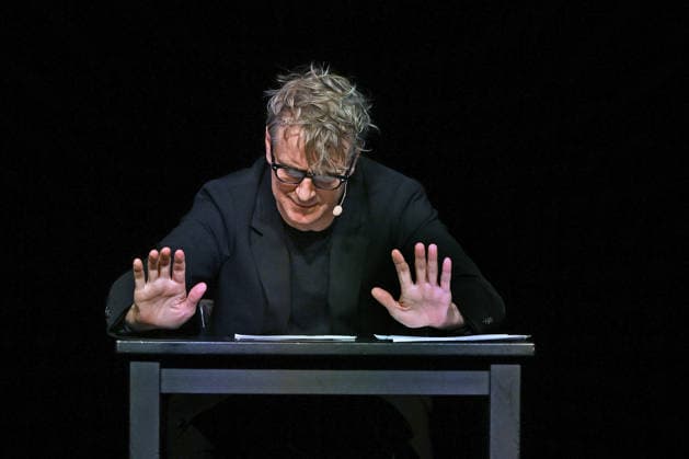 Lesung des Romanes Die Billigesser von Thomas Bernhard, durch den Schauspieler Jens Harzer, im Stadttheater Gmunden, im Rahmen der Salzkammergut Festwochen Gmunden, fotografiert am 03.08.26. Das Bild zeigt den Schauspieler Jens Harzer während seiner Lesung 2026 - Lesung des Romanes Die Billigesser von Thomas Bernhard, durch den Schauspieler Jens Harzer, im Stadttheater Gmunden, im Rahmen der Salzkammergut Festwochen Gmunden, am 03.08.26 *** Reading from the novel *Die Billigesser* by Thomas Bernhard, performed by actor Jens Harzer, at the Gmunden City Theater, as part of the Salzkammergut Festival in Gmunden, photographed on August 3, 2026. The photo shows actor Jens Harzer during his 2026 reading of Thomas Bernhard’s novel *Die Billig