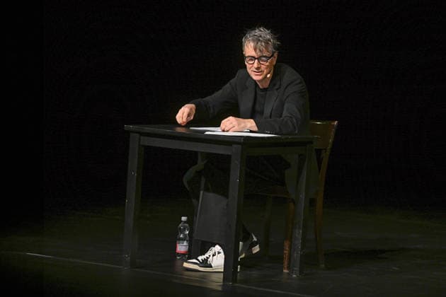 Lesung des Romanes Die Billigesser von Thomas Bernhard, durch den Schauspieler Jens Harzer, im Stadttheater Gmunden, im Rahmen der Salzkammergut Festwochen Gmunden, fotografiert am 03.08.26. Das Bild zeigt den Schauspieler Jens Harzer während seiner Lesung 2026 - Lesung des Romanes Die Billigesser von Thomas Bernhard, durch den Schauspieler Jens Harzer, im Stadttheater Gmunden, im Rahmen der Salzkammergut Festwochen Gmunden, am 03.08.26 *** Reading from the novel *Die Billigesser* by Thomas Bernhard, performed by actor Jens Harzer, at the Gmunden City Theater, as part of the Salzkammergut Festival in Gmunden, photographed on August 3, 2026. The photo shows actor Jens Harzer during his 2026 reading of Thomas Bernhard’s novel *Die Billig