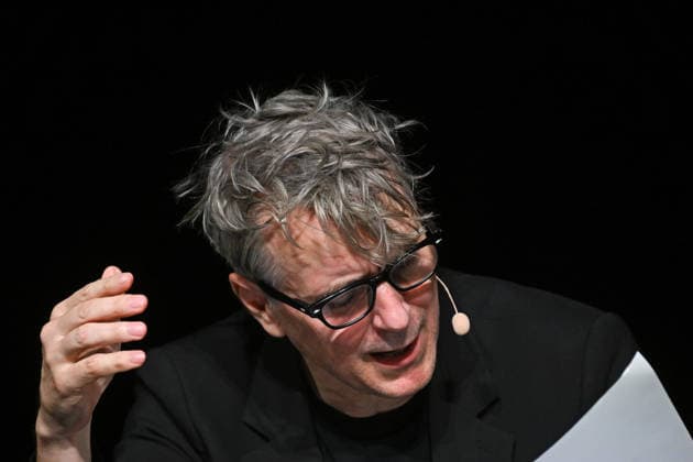 Lesung des Romanes Die Billigesser von Thomas Bernhard, durch den Schauspieler Jens Harzer, im Stadttheater Gmunden, im Rahmen der Salzkammergut Festwochen Gmunden, fotografiert am 03.08.26. Das Bild zeigt den Schauspieler Jens Harzer während seiner Lesung 2026 - Lesung des Romanes Die Billigesser von Thomas Bernhard, durch den Schauspieler Jens Harzer, im Stadttheater Gmunden, im Rahmen der Salzkammergut Festwochen Gmunden, am 03.08.26 *** Reading from the novel *Die Billigesser* by Thomas Bernhard, performed by actor Jens Harzer, at the Gmunden City Theater, as part of the Salzkammergut Festival in Gmunden, photographed on August 3, 2026. The photo shows actor Jens Harzer during his 2026 reading of Thomas Bernhard’s novel *Die Billig
