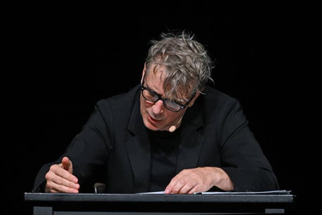 Lesung des Romanes Die Billigesser von Thomas Bernhard, durch den Schauspieler Jens Harzer, im Stadttheater Gmunden, im Rahmen der Salzkammergut Festwochen Gmunden, fotografiert am 03.08.26. Das Bild zeigt den Schauspieler Jens Harzer während seiner Lesung 2026 - Lesung des Romanes Die Billigesser von Thomas Bernhard, durch den Schauspieler Jens Harzer, im Stadttheater Gmunden, im Rahmen der Salzkammergut Festwochen Gmunden, am 03.08.26 *** Reading from the novel *Die Billigesser* by Thomas Bernhard, performed by actor Jens Harzer, at the Gmunden City Theater, as part of the Salzkammergut Festival in Gmunden, photographed on August 3, 2026. The photo shows actor Jens Harzer during his 2026 reading of Thomas Bernhard’s novel *Die Billig