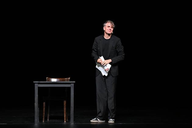 Lesung des Romanes Die Billigesser von Thomas Bernhard, durch den Schauspieler Jens Harzer, im Stadttheater Gmunden, im Rahmen der Salzkammergut Festwochen Gmunden, fotografiert am 03.08.26. Das Bild zeigt den Schauspieler Jens Harzer während seiner Lesung 2026 - Lesung des Romanes Die Billigesser von Thomas Bernhard, durch den Schauspieler Jens Harzer, im Stadttheater Gmunden, im Rahmen der Salzkammergut Festwochen Gmunden, am 03.08.26 *** Reading from the novel *Die Billigesser* by Thomas Bernhard, performed by actor Jens Harzer, at the Gmunden City Theater, as part of the Salzkammergut Festival in Gmunden, photographed on August 3, 2026. The photo shows actor Jens Harzer during his 2026 reading of Thomas Bernhard’s novel *Die Billig