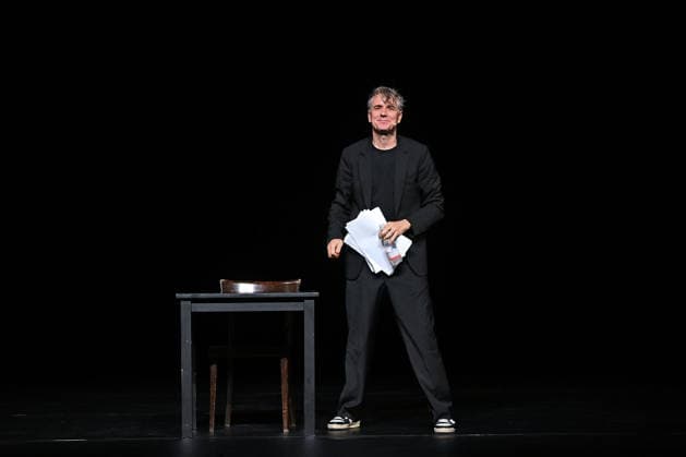Lesung des Romanes Die Billigesser von Thomas Bernhard, durch den Schauspieler Jens Harzer, im Stadttheater Gmunden, im Rahmen der Salzkammergut Festwochen Gmunden, fotografiert am 03.08.26. Das Bild zeigt den Schauspieler Jens Harzer während seiner Lesung 2026 - Lesung des Romanes Die Billigesser von Thomas Bernhard, durch den Schauspieler Jens Harzer, im Stadttheater Gmunden, im Rahmen der Salzkammergut Festwochen Gmunden, am 03.08.26 *** Reading from the novel *Die Billigesser* by Thomas Bernhard, performed by actor Jens Harzer, at the Gmunden City Theater, as part of the Salzkammergut Festival in Gmunden, photographed on August 3, 2026. The photo shows actor Jens Harzer during his 2026 reading of Thomas Bernhard’s novel *Die Billig