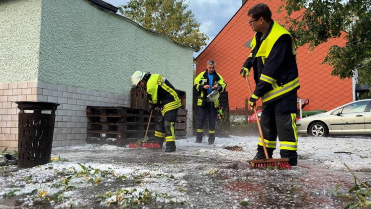 Eine heftige Unwetterfront beendete den extrem heißen Sommertag in Westdeutschland. Aus Frankreich und Luxenburg zogen am Abend schwere Unwetter auf und sorgten für zahlreiche Feuerwehreinsätze. In Heimbach (Landkreis Birkenfeld) im Hunsrück ging gegen 20 Uhr ein schweres Hagelunwetter nieder. Kurz zuvor erwischte es bereits das Dorf Schwarzenbach. Hagelmassen und Hagelkörner um 4 cm verwandelten die Ortschaften in eine Winterlandschaft. Auf den Straßen benötigte man Winterreifen, Straßen waren mit Hagel bedeckt. Anwohner und Feuerwehr sind mit Schneeschiebern und Schaufeln im Einsatz. Einfahrten und Straßen wurden bis zu 40 cm mit Hagel bedeckt. Das Unwetter kam plötzlich und unerwartet. Es folgte ein Temperatursturz von 36 ¡C auf 19 ¡C. A