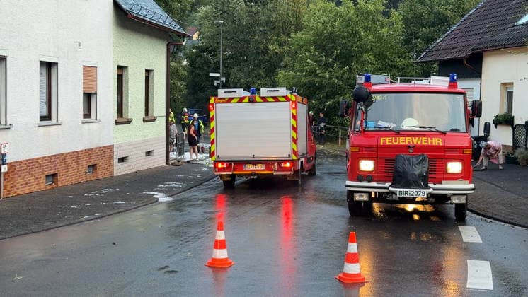 Eine heftige Unwetterfront beendete den extrem heißen Sommertag in Westdeutschland. Aus Frankreich und Luxenburg zogen am Abend schwere Unwetter auf und sorgten für zahlreiche Feuerwehreinsätze. In Heimbach (Landkreis Birkenfeld) im Hunsrück ging gegen 20 Uhr ein schweres Hagelunwetter nieder. Kurz zuvor erwischte es bereits das Dorf Schwarzenbach. Hagelmassen und Hagelkörner um 4 cm verwandelten die Ortschaften in eine Winterlandschaft. Auf den Straßen benötigte man Winterreifen, Straßen waren mit Hagel bedeckt. Anwohner und Feuerwehr sind mit Schneeschiebern und Schaufeln im Einsatz. Einfahrten und Straßen wurden bis zu 40 cm mit Hagel bedeckt. Das Unwetter kam plötzlich und unerwartet. Es folgte ein Temperatursturz von 36 ¡C auf 19 ¡C. A