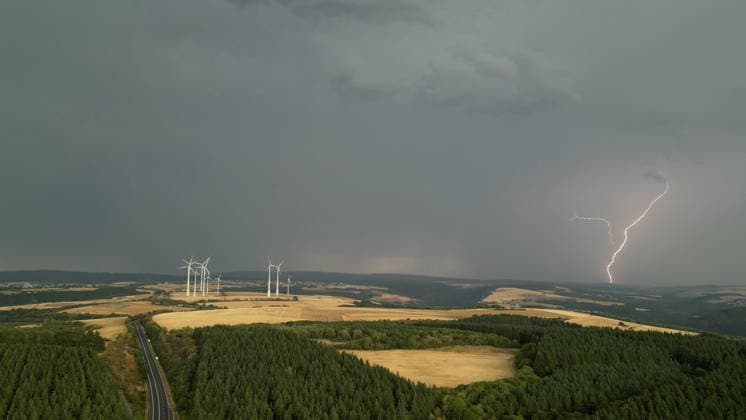 Eine heftige Unwetterfront beendete den extrem heißen Sommertag in Westdeutschland. Aus Frankreich und Luxenburg zogen am Abend schwere Unwetter auf und sorgten für zahlreiche Feuerwehreinsätze. In Heimbach (Landkreis Birkenfeld) im Hunsrück ging gegen 20 Uhr ein schweres Hagelunwetter nieder. Kurz zuvor erwischte es bereits das Dorf Schwarzenbach. Hagelmassen und Hagelkörner um 4 cm verwandelten die Ortschaften in eine Winterlandschaft. Auf den Straßen benötigte man Winterreifen, Straßen waren mit Hagel bedeckt. Anwohner und Feuerwehr sind mit Schneeschiebern und Schaufeln im Einsatz. Einfahrten und Straßen wurden bis zu 40 cm mit Hagel bedeckt. Das Unwetter kam plötzlich und unerwartet. Es folgte ein Temperatursturz von 36 ¡C auf 19 ¡C. A