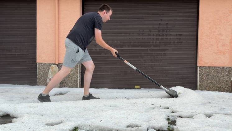 Eine heftige Unwetterfront beendete den extrem heißen Sommertag in Westdeutschland. Aus Frankreich und Luxenburg zogen am Abend schwere Unwetter auf und sorgten für zahlreiche Feuerwehreinsätze. In Heimbach (Landkreis Birkenfeld) im Hunsrück ging gegen 20 Uhr ein schweres Hagelunwetter nieder. Kurz zuvor erwischte es bereits das Dorf Schwarzenbach. Hagelmassen und Hagelkörner um 4 cm verwandelten die Ortschaften in eine Winterlandschaft. Auf den Straßen benötigte man Winterreifen, Straßen waren mit Hagel bedeckt. Anwohner und Feuerwehr sind mit Schneeschiebern und Schaufeln im Einsatz. Einfahrten und Straßen wurden bis zu 40 cm mit Hagel bedeckt. Das Unwetter kam plötzlich und unerwartet. Es folgte ein Temperatursturz von 36 ¡C auf 19 ¡C. A