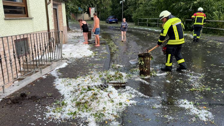 Eine heftige Unwetterfront beendete den extrem heißen Sommertag in Westdeutschland. Aus Frankreich und Luxenburg zogen am Abend schwere Unwetter auf und sorgten für zahlreiche Feuerwehreinsätze. In Heimbach (Landkreis Birkenfeld) im Hunsrück ging gegen 20 Uhr ein schweres Hagelunwetter nieder. Kurz zuvor erwischte es bereits das Dorf Schwarzenbach. Hagelmassen und Hagelkörner um 4 cm verwandelten die Ortschaften in eine Winterlandschaft. Auf den Straßen benötigte man Winterreifen, Straßen waren mit Hagel bedeckt. Anwohner und Feuerwehr sind mit Schneeschiebern und Schaufeln im Einsatz. Einfahrten und Straßen wurden bis zu 40 cm mit Hagel bedeckt. Das Unwetter kam plötzlich und unerwartet. Es folgte ein Temperatursturz von 36 ¡C auf 19 ¡C. A