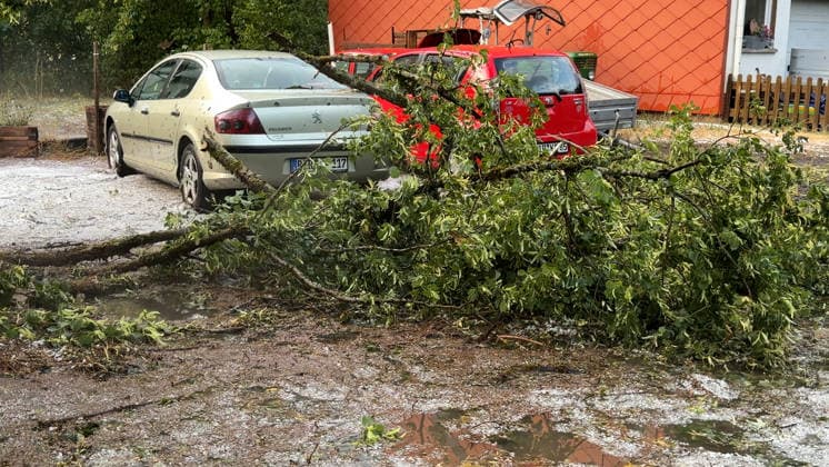 Eine heftige Unwetterfront beendete den extrem heißen Sommertag in Westdeutschland. Aus Frankreich und Luxenburg zogen am Abend schwere Unwetter auf und sorgten für zahlreiche Feuerwehreinsätze. In Heimbach (Landkreis Birkenfeld) im Hunsrück ging gegen 20 Uhr ein schweres Hagelunwetter nieder. Kurz zuvor erwischte es bereits das Dorf Schwarzenbach. Hagelmassen und Hagelkörner um 4 cm verwandelten die Ortschaften in eine Winterlandschaft. Auf den Straßen benötigte man Winterreifen, Straßen waren mit Hagel bedeckt. Anwohner und Feuerwehr sind mit Schneeschiebern und Schaufeln im Einsatz. Einfahrten und Straßen wurden bis zu 40 cm mit Hagel bedeckt. Das Unwetter kam plötzlich und unerwartet. Es folgte ein Temperatursturz von 36 ¡C auf 19 ¡C. A