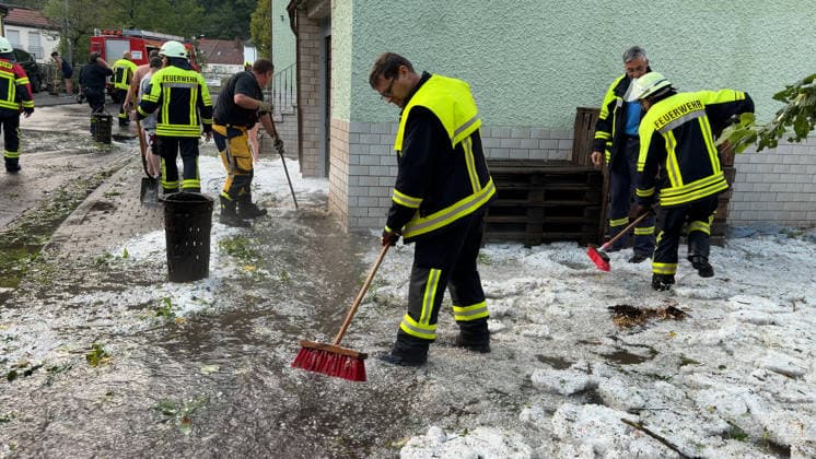 Eine heftige Unwetterfront beendete den extrem heißen Sommertag in Westdeutschland. Aus Frankreich und Luxenburg zogen am Abend schwere Unwetter auf und sorgten für zahlreiche Feuerwehreinsätze. In Heimbach (Landkreis Birkenfeld) im Hunsrück ging gegen 20 Uhr ein schweres Hagelunwetter nieder. Kurz zuvor erwischte es bereits das Dorf Schwarzenbach. Hagelmassen und Hagelkörner um 4 cm verwandelten die Ortschaften in eine Winterlandschaft. Auf den Straßen benötigte man Winterreifen, Straßen waren mit Hagel bedeckt. Anwohner und Feuerwehr sind mit Schneeschiebern und Schaufeln im Einsatz. Einfahrten und Straßen wurden bis zu 40 cm mit Hagel bedeckt. Das Unwetter kam plötzlich und unerwartet. Es folgte ein Temperatursturz von 36 ¡C auf 19 ¡C. A