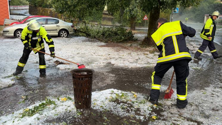 Eine heftige Unwetterfront beendete den extrem heißen Sommertag in Westdeutschland. Aus Frankreich und Luxenburg zogen am Abend schwere Unwetter auf und sorgten für zahlreiche Feuerwehreinsätze. In Heimbach (Landkreis Birkenfeld) im Hunsrück ging gegen 20 Uhr ein schweres Hagelunwetter nieder. Kurz zuvor erwischte es bereits das Dorf Schwarzenbach. Hagelmassen und Hagelkörner um 4 cm verwandelten die Ortschaften in eine Winterlandschaft. Auf den Straßen benötigte man Winterreifen, Straßen waren mit Hagel bedeckt. Anwohner und Feuerwehr sind mit Schneeschiebern und Schaufeln im Einsatz. Einfahrten und Straßen wurden bis zu 40 cm mit Hagel bedeckt. Das Unwetter kam plötzlich und unerwartet. Es folgte ein Temperatursturz von 36 ¡C auf 19 ¡C. A
