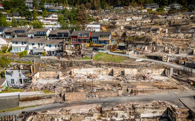 Drammen 20260803. Dronebilder viser ruinene etter brannen i Krokstadelva i Drammen. 109 boliger brant ned til grunnen. Ytterligere fem boliger har fatt betydelige brannskader, flere av dem sa store at det vil vaere umulig a berge dem. Tallet kan dermed komme opp i 114 boliger, i tillegg til dem som har fatt vann-, varme- og roykskader. Minst to garasjerekker er ogsa lagt i ruiner. Den ytre linjen av boligomradene som har brent, er 1,4 kilometer lang, mens selve boligomradet som har brent ned, er om lag 36.000 kvadratmeter stort Foto: Ole Berg-Rusten NTB Drammen Norge ANQzS5do084 EDITORIAL USE ONLY Ref:ANQzS5do084.jpg *** Drammen, August 3, 2026: Drone footage shows the ruins left by the fire in Krokstadelva in Drammen. 109 homes  Copyright: xOlexBerg-Rustenx xNTBx