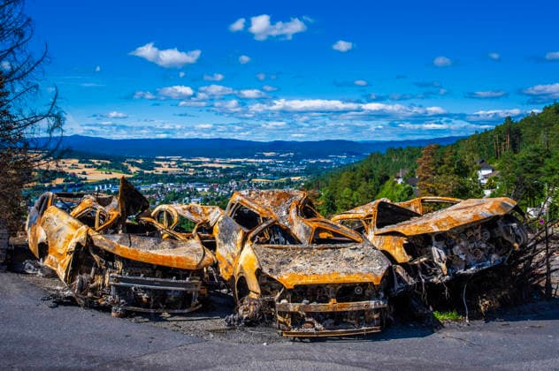 Brann Krokstadelva Drammen 20260803. Nedbrente biler etter brannen i Krokstadelva i Drammen. 109 boliger brant ned til grunnen. Ytterligere fem boliger har fatt betydelige brannskader, flere av dem sa store at det vil vaere umulig a berge dem. Tallet kan dermed komme opp i 114 boliger, i tillegg til dem som har fatt vann-, varme- og roykskader. Minst to garasjerekker er ogsa lagt i ruiner. Den ytre linjen av boligomradene som har brent, er 1,4 kilometer lang, mens selve boligomradet som har brent ned, er om lag 36.000 kvadratmeter stort Foto: Ole Berg-Rusten NTB Drammen Norge CdG0gf-a5Kg EDITORIAL USE ONLY Ref:CdG0gf-a5Kg.jpg *** Fire in Krokstadelva, Drammen, August 3, 2026 Burned-out cars after the fire in Krokstadelva in Dramm  Copyright: xOlexBerg-Rustenx xNTBx