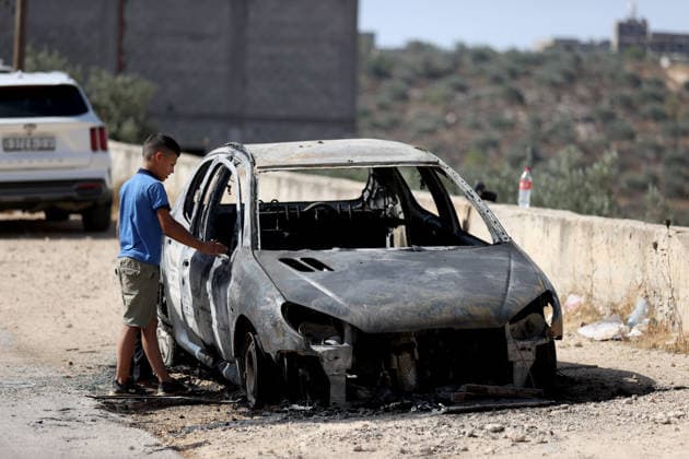 Israeli settlers set fire to three cars and damaged a power line in Nablus NABLUS, WEST BANK, PALESTINE - AUGUST 04: Palestinians inspect burnt-out cars following a raid by Israeli settlers who attacked homes, set three cars on fire, and damaged power lines between the villages of Jalud and Telfit near Nablus in West Bank, Palestine on August 04, 2026. Issam Rimawi Anadolu Nablus West Bank. Editorial use only. Please get in touch for any other usage.  Copyright: x2026xAnadoluxIssamxRimawix