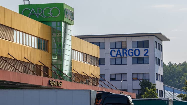 Baustart Cargo ‹Center 3 am Flughafen Nürnberg, Nürnberg, 04.08.2026 Der Flughafen Nürnberg erweitert seinen Cargo-Bereich und startet mit dem Bau des neuen Cargo Centers 3 (CCN 3). Im Vordergrund ist das Cargo Center 1, im Hintergrund das Cargo Center 2 zu sehen. Mit dem Neubau reagiert der Flughafen auf die anhaltend hohe Nachfrage nach Logistikflächen. Nürnberg Flughafen Bayern Deutschland *** Construction Begins on Cargo Center 3 at Nuremberg Airport, Nuremberg, August 4, 2026 Nuremberg Airport is expanding its cargo area and beginning construction of the new Cargo Center 3 (CCN 3). In the foreground is Cargo Center 1, with Cargo Center 2 visible in the background. With this new construction, the airport is responding to the pers 20260804-1V9A6554-M4000