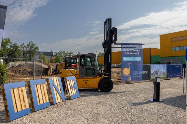 Baustart Cargo ‹Center 3 am Flughafen Nürnberg, Nürnberg, 04.08.2026 Baustart für das neue Cargo Center Nürnberg 3 (CCN 3) am Flughafen Nürnberg. Mit dem Neubau reagiert der Airport auf die anhaltend hohe Nachfrage nach Logistikflächen. Ein Gabelstapler steht auf der Baustelle vor einem Banner mit dem Schriftzug Baustart. Nürnberg Flughafen Bayern Deutschland *** Construction Begins on Cargo Center 3 at Nuremberg Airport, Nuremberg, August 4, 2026: Construction begins on the new Nuremberg Cargo Center 3 (CCN 3) at Nuremberg Airport. With this new building, the airport is responding to the persistently high demand for logistics space. A forklift stands on the construction site in front of a banner reading Construction Begins at Nur 20260804-286A4046-M4000
