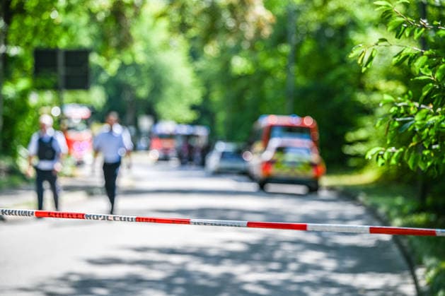 Brand in Göppingen, Dichter Rauch steigt über mehreren Reihenhäusern in der Pearl-S.-Buck-Straße in Göppingen auf. Vier Gebäude stehen am Dienstagmorgen in Vollbrand. Nach ersten Informationen konnten sich alle Bewohner ins Freie retten. Göppingen Baden-Württemberg Deutschland Göppingen *** Fire in Göppingen: Thick smoke rises above several townhouses on Pearl S. Buck Street in Göppingen. Four buildings were fully engulfed in flames on Tuesday morning. According to initial reports, all residents were able to escape to safety. Göppingen, Baden-Württemberg, Germany. Göppingen Copyright: x xonw-imagesx xPhilippxAndrÃ x