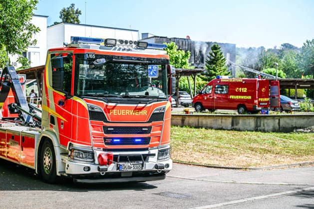 Brand in Göppingen, Dichter Rauch steigt über mehreren Reihenhäusern in der Pearl-S.-Buck-Straße in Göppingen auf. Vier Gebäude stehen am Dienstagmorgen in Vollbrand. Nach ersten Informationen konnten sich alle Bewohner ins Freie retten. Göppingen Baden-Württemberg Deutschland Göppingen *** Fire in Göppingen: Thick smoke rises above several townhouses on Pearl S. Buck Street in Göppingen. Four buildings were fully engulfed in flames on Tuesday morning. According to initial reports, all residents were able to escape to safety. Göppingen, Baden-Württemberg, Germany. Göppingen Copyright: x xonw-imagesx xPhilippxAndrÃ x
