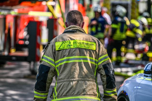 Brand in Göppingen, Dichter Rauch steigt über mehreren Reihenhäusern in der Pearl-S.-Buck-Straße in Göppingen auf. Vier Gebäude stehen am Dienstagmorgen in Vollbrand. Nach ersten Informationen konnten sich alle Bewohner ins Freie retten. Göppingen Baden-Württemberg Deutschland Göppingen *** Fire in Göppingen: Thick smoke rises above several townhouses on Pearl S. Buck Street in Göppingen. Four buildings were fully engulfed in flames on Tuesday morning. According to initial reports, all residents were able to escape to safety. Göppingen, Baden-Württemberg, Germany. Göppingen Copyright: x xonw-imagesx xPhilippxAndrÃ x
