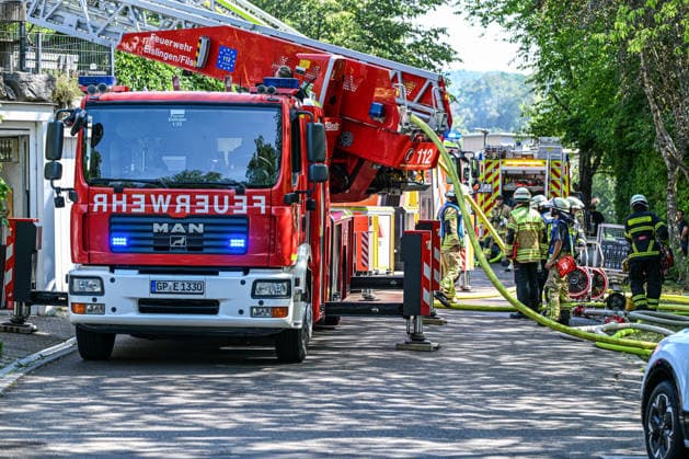 Brand in Göppingen, Dichter Rauch steigt über mehreren Reihenhäusern in der Pearl-S.-Buck-Straße in Göppingen auf. Vier Gebäude stehen am Dienstagmorgen in Vollbrand. Nach ersten Informationen konnten sich alle Bewohner ins Freie retten. Göppingen Baden-Württemberg Deutschland Göppingen *** Fire in Göppingen: Thick smoke rises above several townhouses on Pearl S. Buck Street in Göppingen. Four buildings were fully engulfed in flames on Tuesday morning. According to initial reports, all residents were able to escape to safety. Göppingen, Baden-Württemberg, Germany. Göppingen Copyright: x xonw-imagesx xPhilippxAndrÃ x