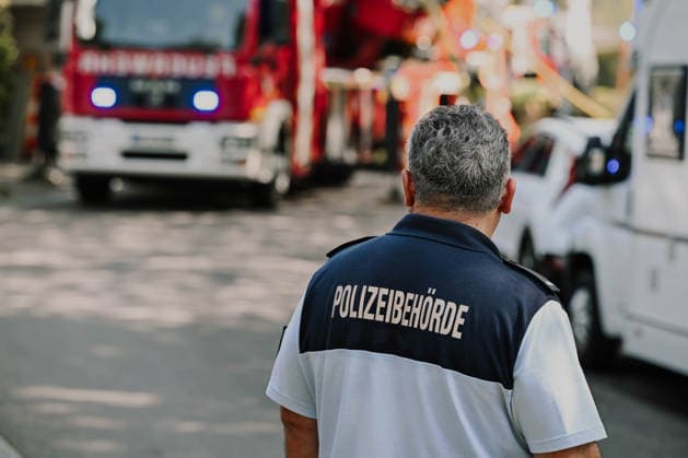 Brand in Göppingen, Dichter Rauch steigt über mehreren Reihenhäusern in der Pearl-S.-Buck-Straße in Göppingen auf. Vier Gebäude stehen am Dienstagmorgen in Vollbrand. Nach ersten Informationen konnten sich alle Bewohner ins Freie retten. Göppingen Baden-Württemberg Deutschland Göppingen *** Fire in Göppingen: Thick smoke rises above several townhouses on Pearl S. Buck Street in Göppingen. Four buildings were fully engulfed in flames on Tuesday morning. According to initial reports, all residents were able to escape to safety. Göppingen, Baden-Württemberg, Germany. Göppingen Copyright: x xonw-imagesx xPhilippxAndrÃ x