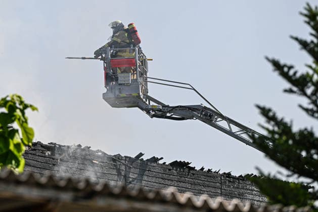 Brand in Göppingen, Dichter Rauch steigt über mehreren Reihenhäusern in der Pearl-S.-Buck-Straße in Göppingen auf. Vier Gebäude stehen am Dienstagmorgen in Vollbrand. Nach ersten Informationen konnten sich alle Bewohner ins Freie retten. Göppingen Baden-Württemberg Deutschland Göppingen *** Fire in Göppingen: Thick smoke rises above several townhouses on Pearl S. Buck Street in Göppingen. Four buildings were fully engulfed in flames on Tuesday morning. According to initial reports, all residents were able to escape to safety. Göppingen, Baden-Württemberg, Germany. Göppingen Copyright: x xonw-imagesx xPhilippxAndrÃ x