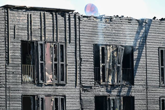 Brand in Göppingen, Dichter Rauch steigt über mehreren Reihenhäusern in der Pearl-S.-Buck-Straße in Göppingen auf. Vier Gebäude stehen am Dienstagmorgen in Vollbrand. Nach ersten Informationen konnten sich alle Bewohner ins Freie retten. Göppingen Baden-Württemberg Deutschland Göppingen *** Fire in Göppingen: Thick smoke rises above several townhouses on Pearl S. Buck Street in Göppingen. Four buildings were fully engulfed in flames on Tuesday morning. According to initial reports, all residents were able to escape to safety. Göppingen, Baden-Württemberg, Germany. Göppingen Copyright: x xonw-imagesx xPhilippxAndrÃ x