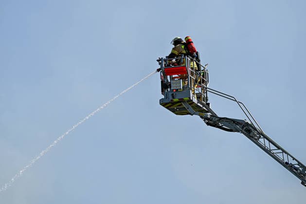 Brand in Göppingen, Dichter Rauch steigt über mehreren Reihenhäusern in der Pearl-S.-Buck-Straße in Göppingen auf. Vier Gebäude stehen am Dienstagmorgen in Vollbrand. Nach ersten Informationen konnten sich alle Bewohner ins Freie retten. Göppingen Baden-Württemberg Deutschland Göppingen *** Fire in Göppingen: Thick smoke rises above several townhouses on Pearl S. Buck Street in Göppingen. Four buildings were fully engulfed in flames on Tuesday morning. According to initial reports, all residents were able to escape to safety. Göppingen, Baden-Württemberg, Germany. Göppingen Copyright: x xonw-imagesx xPhilippxAndrÃ x