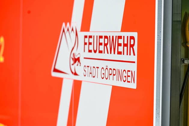 Brand in Göppingen, Dichter Rauch steigt über mehreren Reihenhäusern in der Pearl-S.-Buck-Straße in Göppingen auf. Vier Gebäude stehen am Dienstagmorgen in Vollbrand. Nach ersten Informationen konnten sich alle Bewohner ins Freie retten. Göppingen Baden-Württemberg Deutschland Göppingen *** Fire in Göppingen: Thick smoke rises above several townhouses on Pearl S. Buck Street in Göppingen. Four buildings were fully engulfed in flames on Tuesday morning. According to initial reports, all residents were able to escape to safety. Göppingen, Baden-Württemberg, Germany. Göppingen Copyright: x xonw-imagesx xPhilippxAndrÃ x