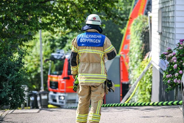 Brand in Göppingen, Dichter Rauch steigt über mehreren Reihenhäusern in der Pearl-S.-Buck-Straße in Göppingen auf. Vier Gebäude stehen am Dienstagmorgen in Vollbrand. Nach ersten Informationen konnten sich alle Bewohner ins Freie retten. Göppingen Baden-Württemberg Deutschland Göppingen *** Fire in Göppingen: Thick smoke rises above several townhouses on Pearl S. Buck Street in Göppingen. Four buildings were fully engulfed in flames on Tuesday morning. According to initial reports, all residents were able to escape to safety. Göppingen, Baden-Württemberg, Germany. Göppingen Copyright: x xonw-imagesx xPhilippxAndrÃ x